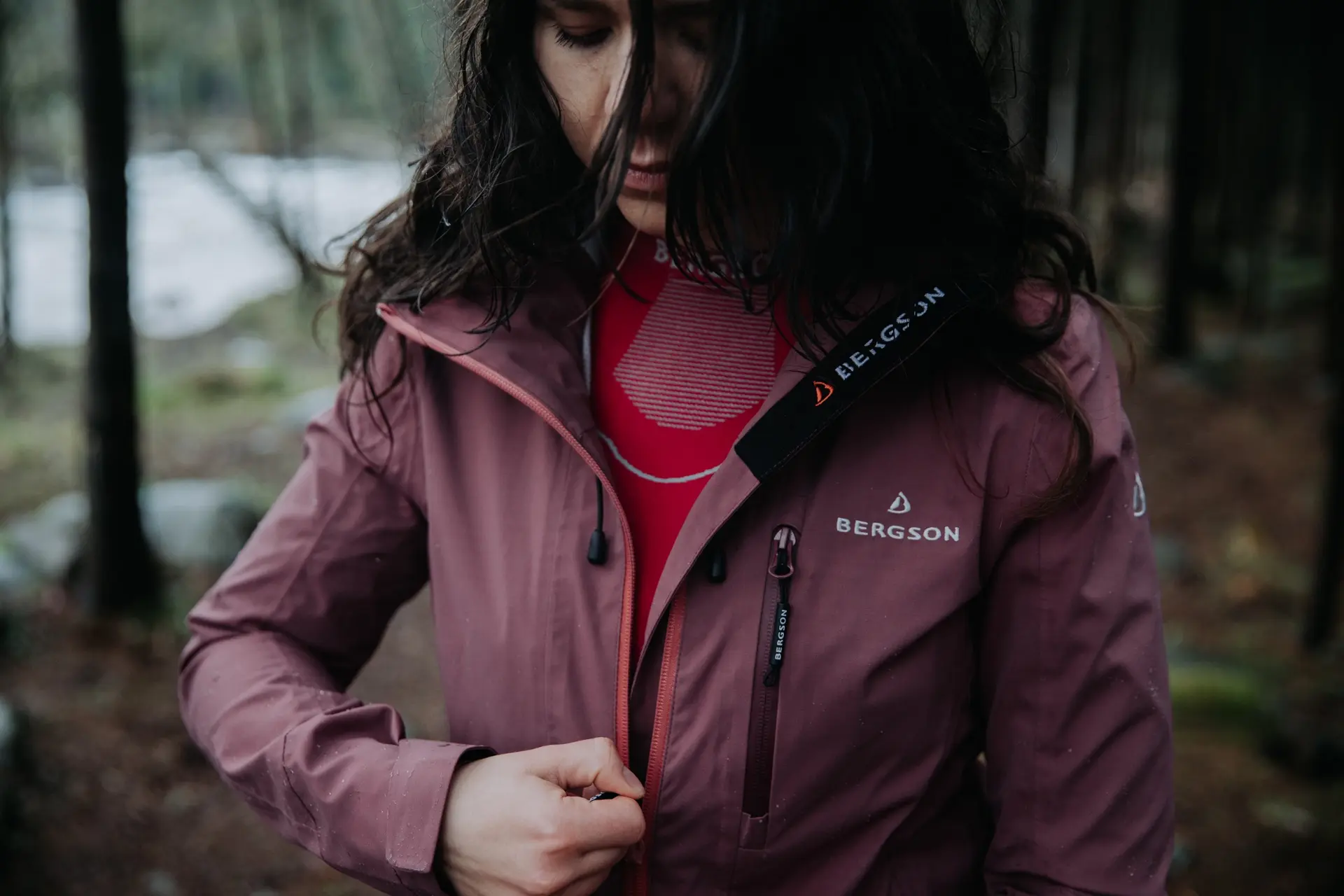 kobieta zapinająca swoją różową kurtkę