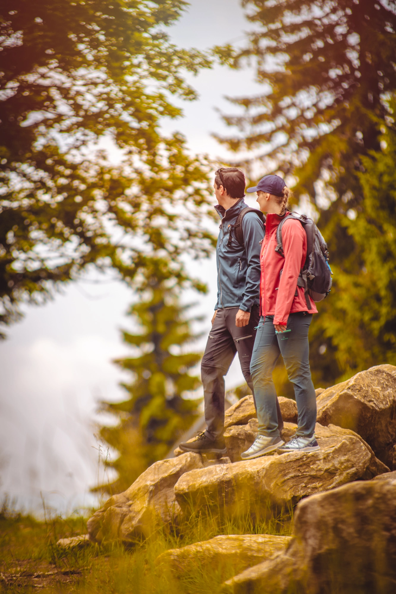 para młodych ludzi na wycieczce trekkingowej