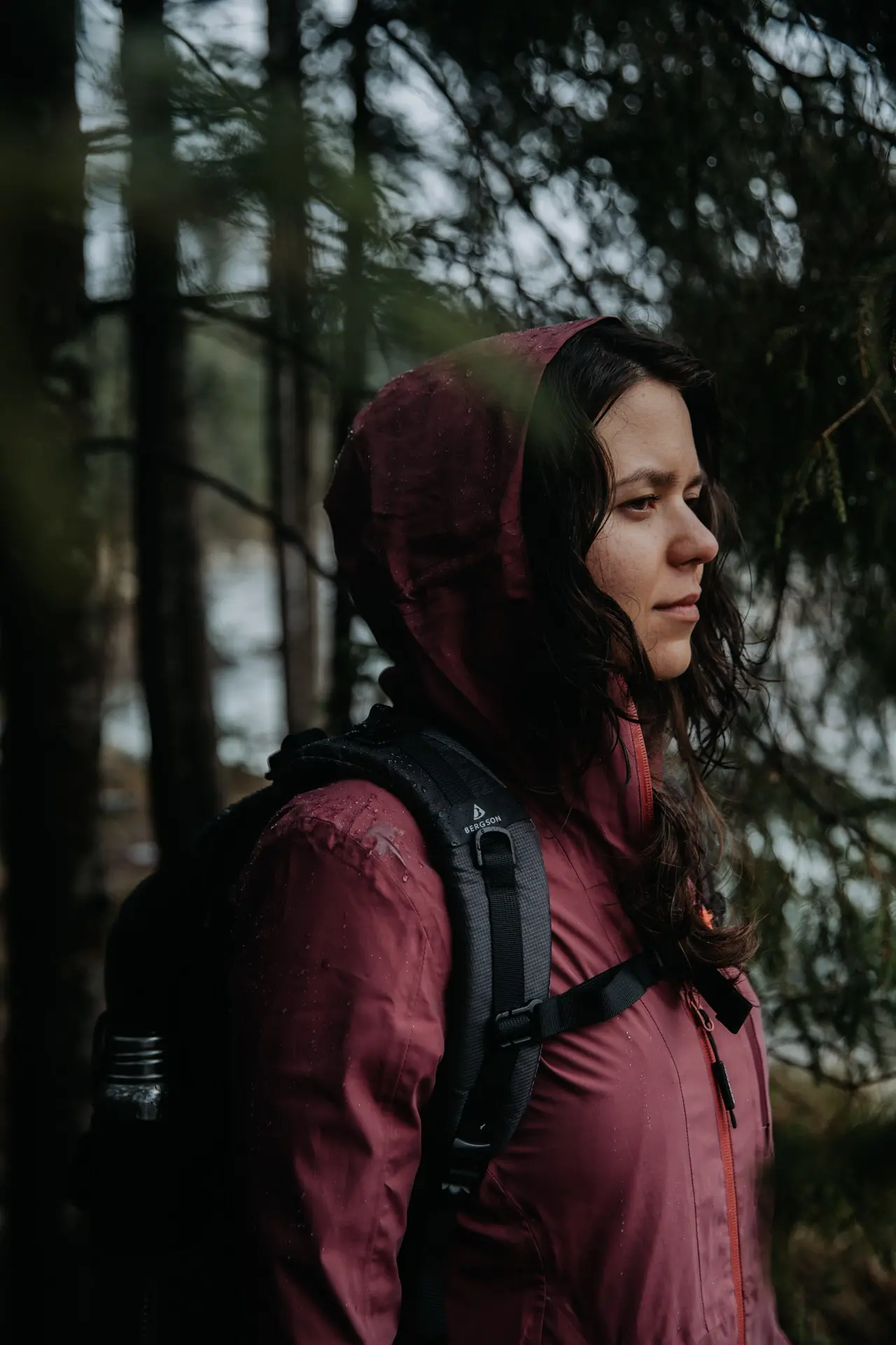 kobieta-w-kurtce-trekkingowej-w-lesie