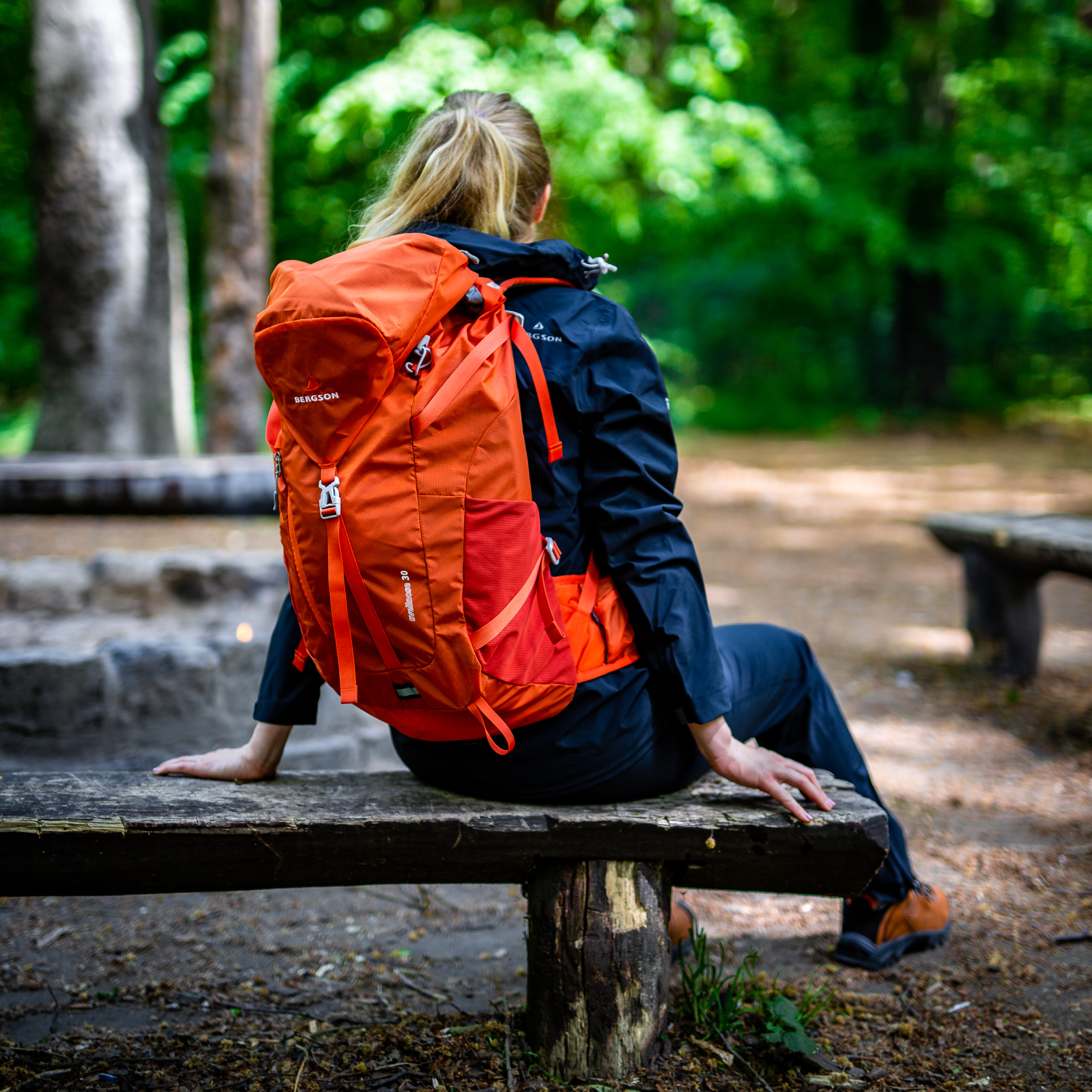 pomarańczowy plecak trekkingowy