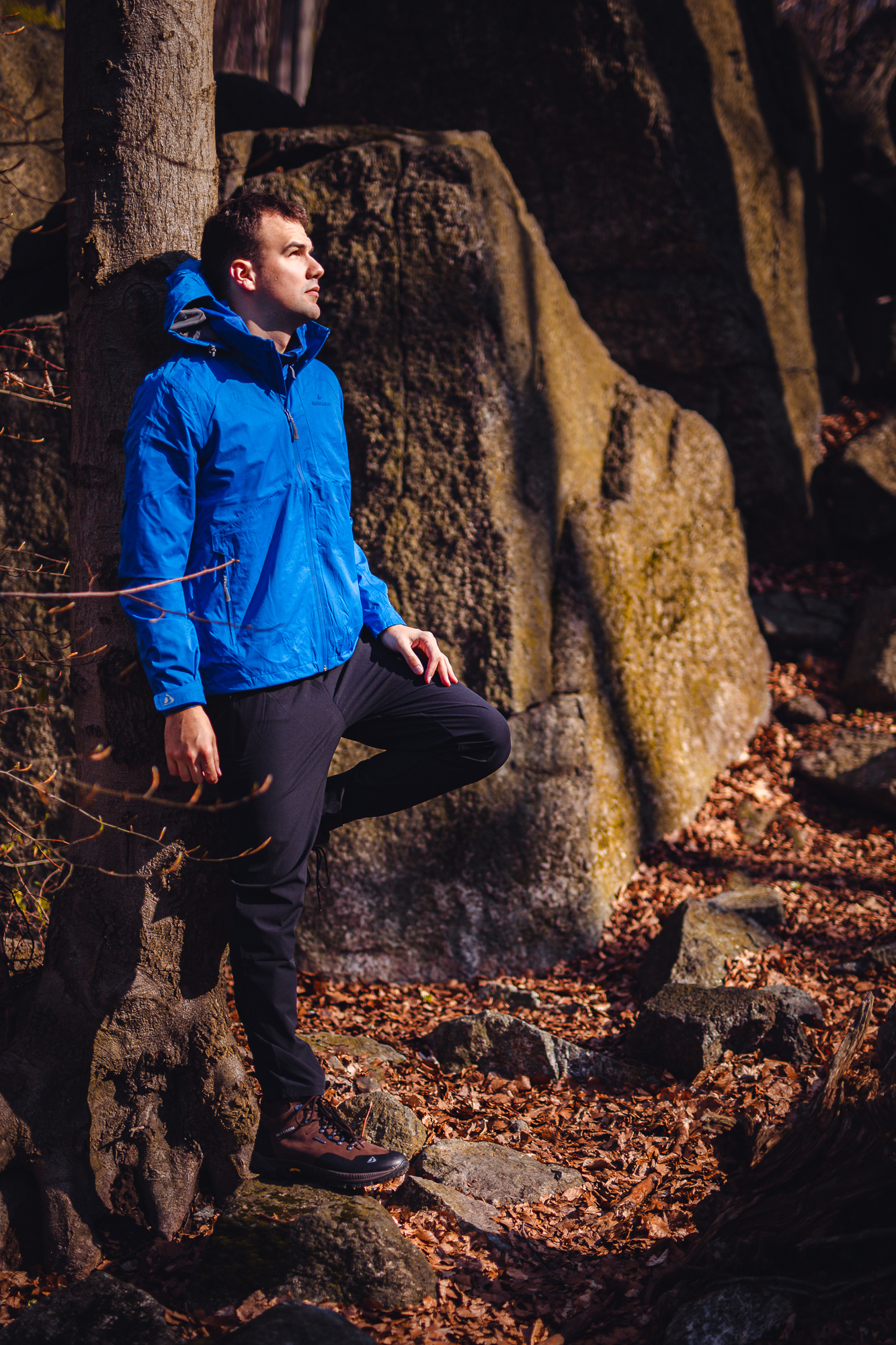 niebieska kurtka softshell